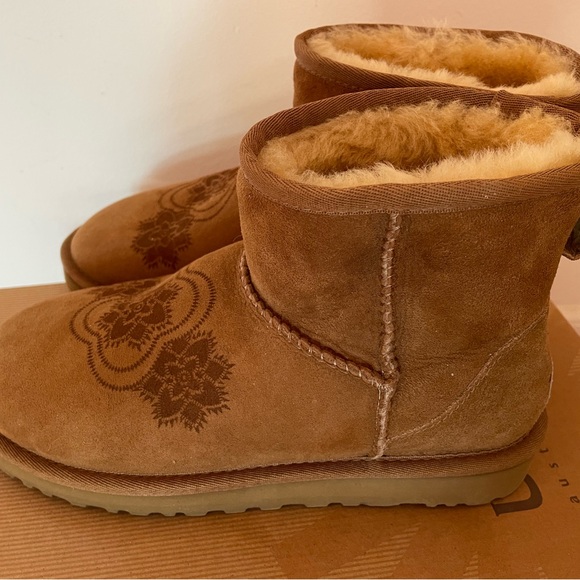 ❌SOLD❌UGG CLASSIC MINI KIMONO. With design. - Picture 7 of 9